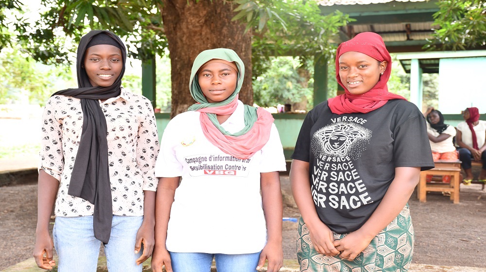 Aminata Doukouré et deux autres membres du bureau du Club des Jeunes Filles Leaders de Guinée