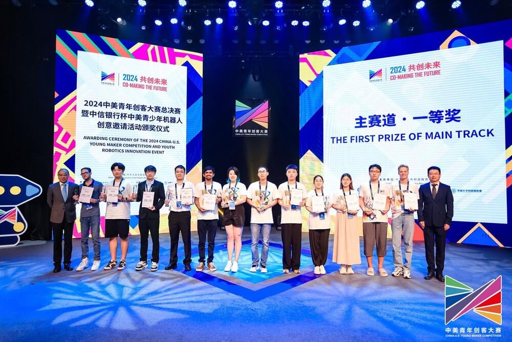 nnovation Specialist Sakarias Eriksson accepts first prize at the China-US Young Maker Competition