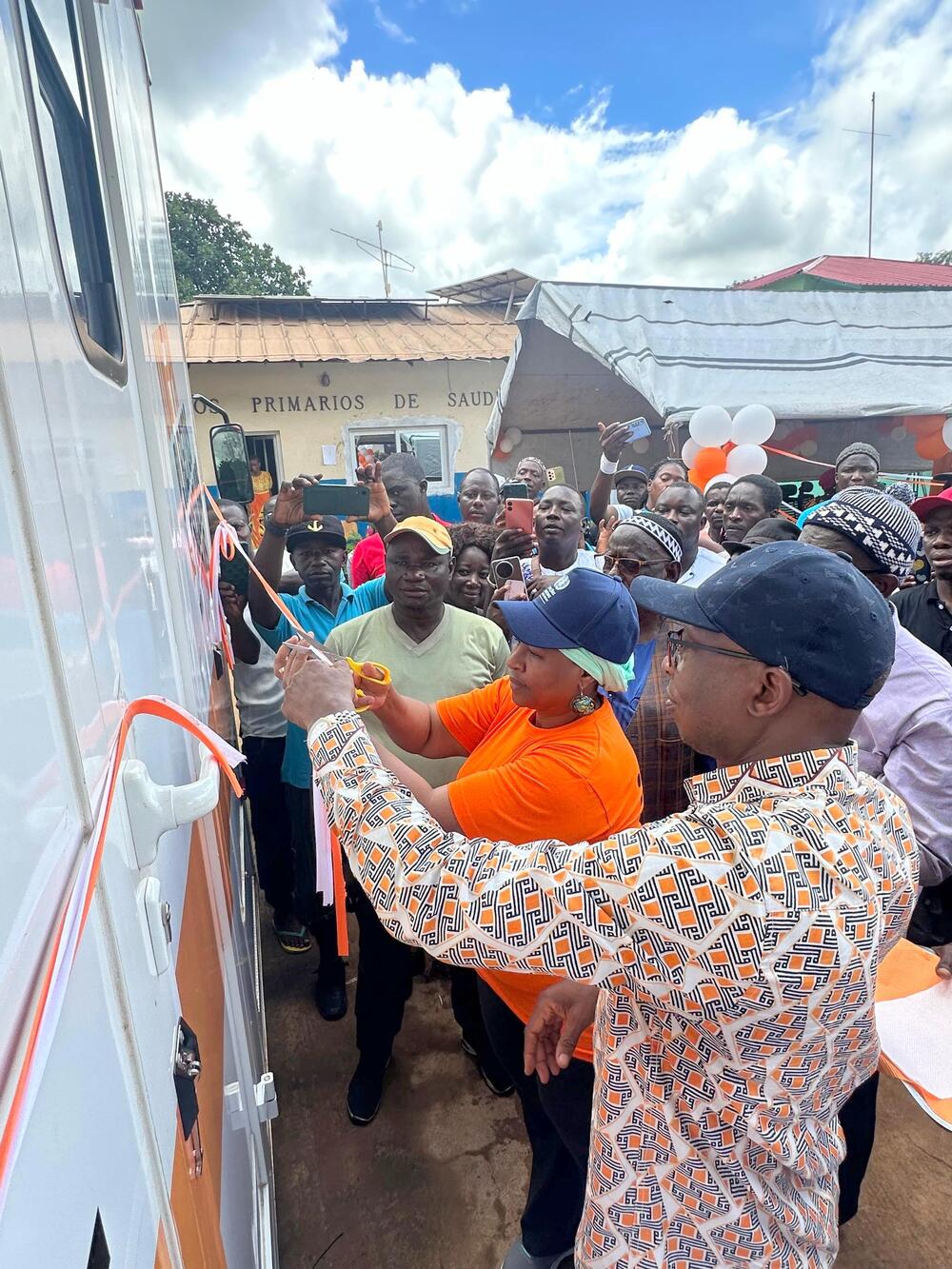 Minister of Public Heatlh and UNFPA Representative exchanging the handover Memorandum inaugurating the mobile clinic in Gabu