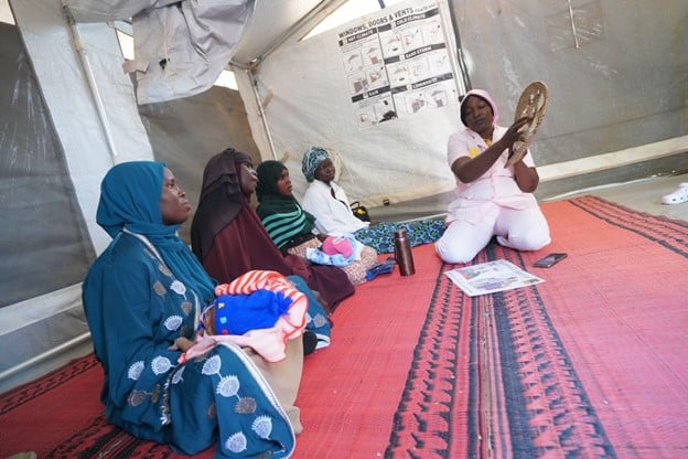 La sage-femme humanitaire sensibilisant les femmes dans un espace sûr mise en place par UNFPA au camp d’Adré. Photo : UNFPA Tchad