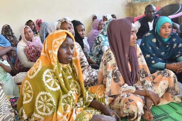 Un groupe des femmes prenant part aux activités de sensibilisation mises en place par l'UNFPA dans le camp d’Adré. Photo : UNFPA Tchad