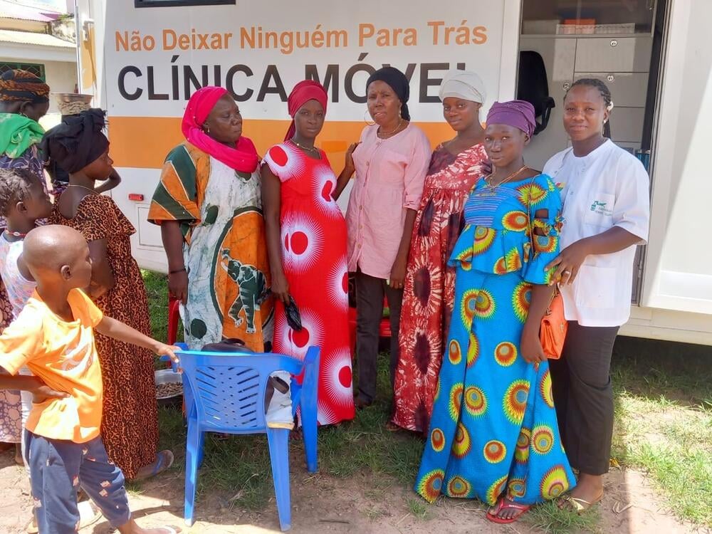 Pregnant women and health professionas during a pre-natal consultation in the mobile clinics in Cuntuba (Gabu region)