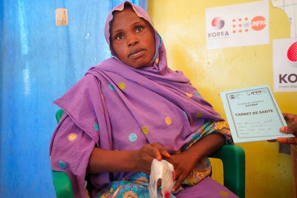 Souad se rend régulièrement au poste de santé pour le suivi de sa grossesse en toute sécurité et envisage l’accouchement avec moins d’appréhension. Crédit : UNFPA/Tchad