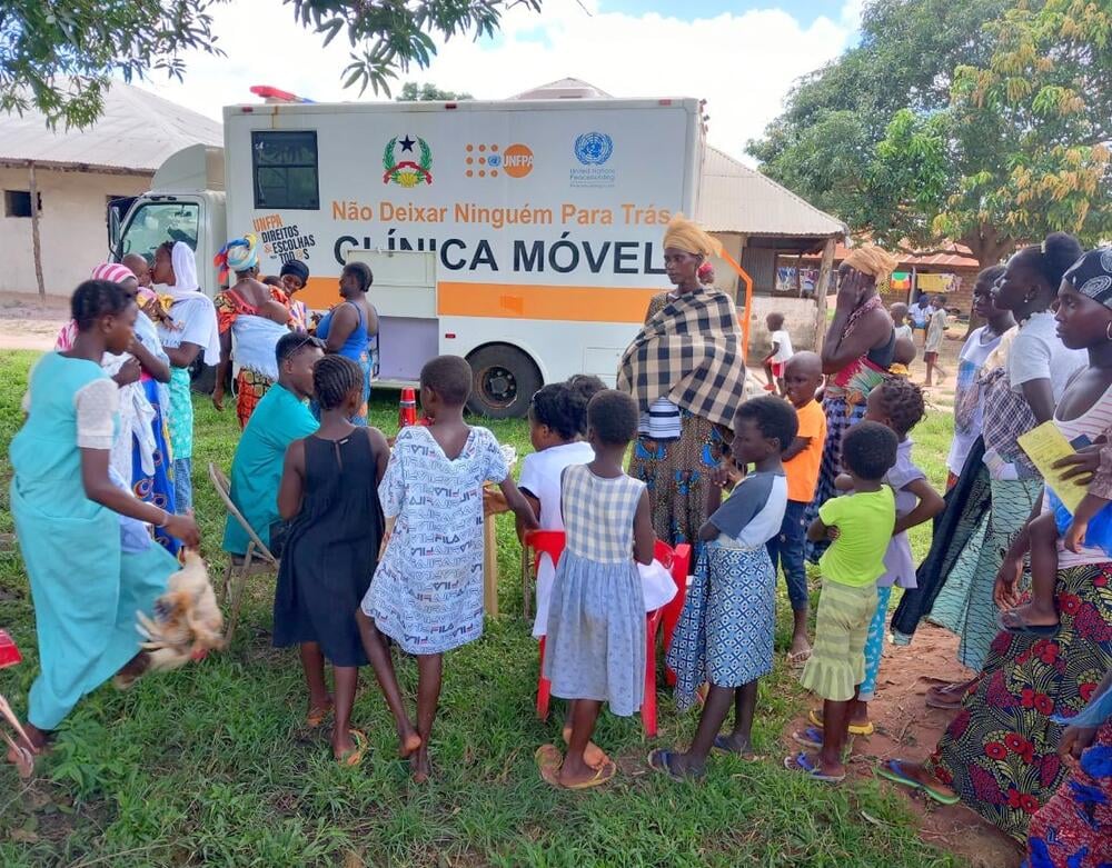 The mobile clinic during a pre-natal consultation and vaccination of children in Cuntuba (Bafata region)