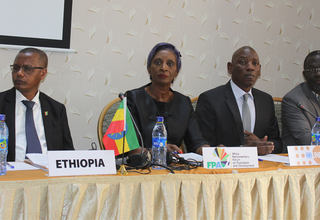 Présidum de l'ouverture du forum: de gauche à droite le Représentant du Parlement Ethiopien, la Présidente du Forum des parlementaires, de Directeur régional de UNFPA et le Directeur régional de IPPF.