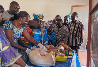 A Kelo, au Tchad, le Dr Youssouf Savadogo enseigne à une classe d'infirmières et de sages-femmes comment identifier et traiter des questions liées aux complications en phase de travail d’accouchement. © UNFPA / Ollivier Girard