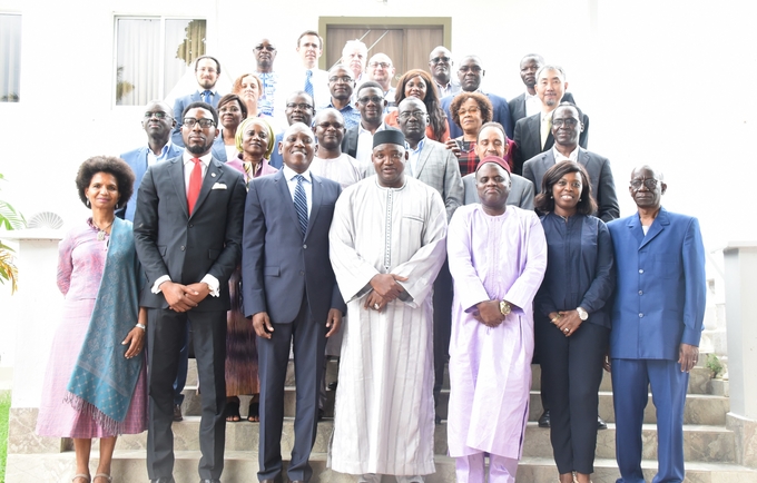 Photo du Chef d'Etat Gambien avec le Directeur régional et les représentants des pays de UNFPA