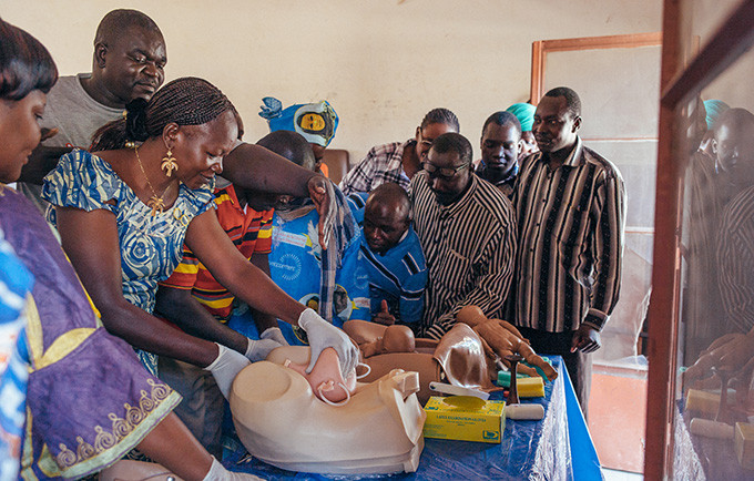 A Kelo, au Tchad, le Dr Youssouf Savadogo enseigne à une classe d'infirmières et de sages-femmes comment identifier et traiter des questions liées aux complications en phase de travail d’accouchement. © UNFPA / Ollivier Girard