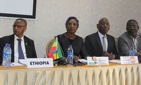 Présidum de l'ouverture du forum: de gauche à droite le Représentant du Parlement Ethiopien, la Présidente du Forum des parlementaires, de Directeur régional de UNFPA et le Directeur régional de IPPF.