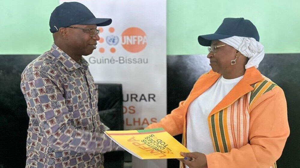 Minister of Public Heatlh and UNFPA Representative exchanging the handover Memorandum