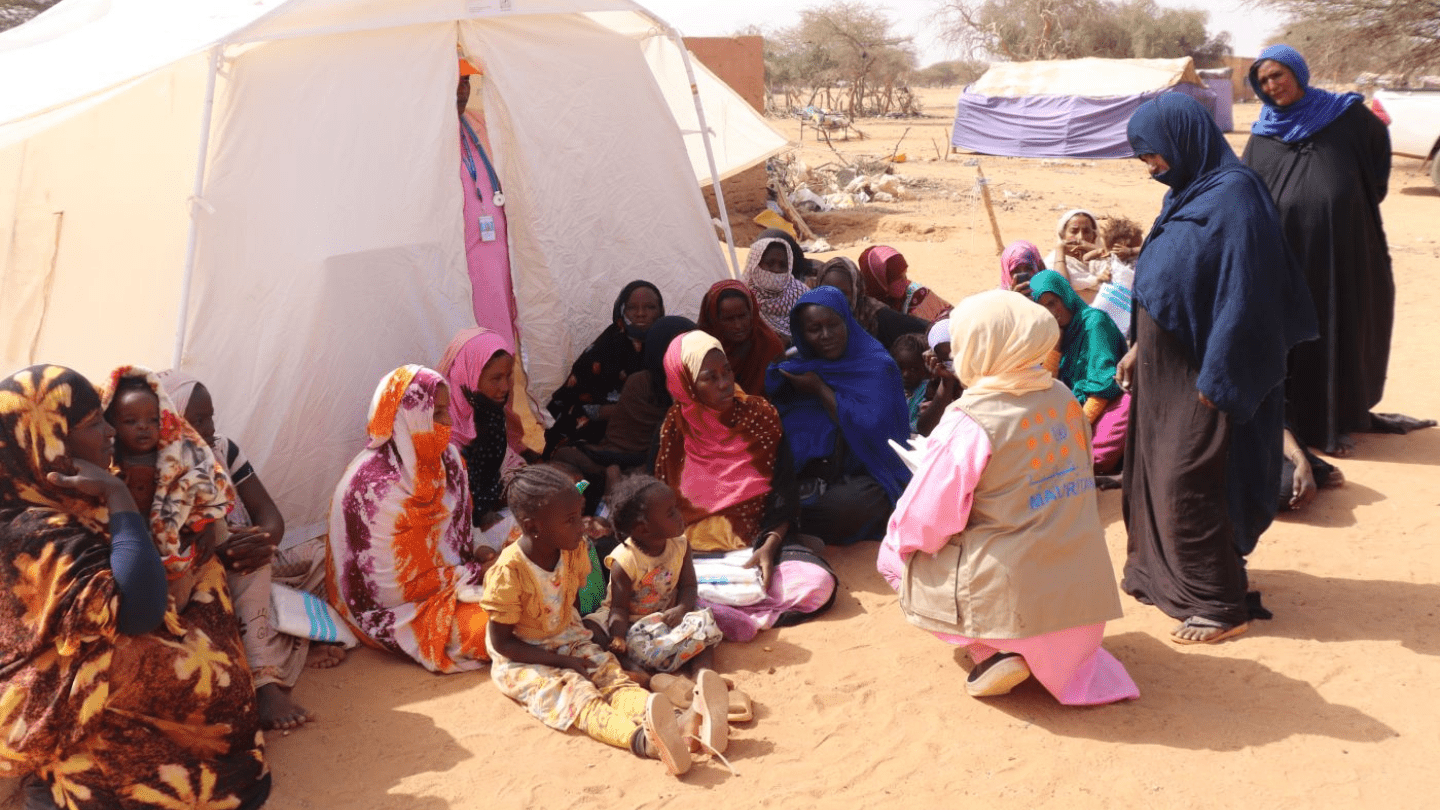 A humanitarian midwife sensitizes pregnant women on safe childbirth practices after receiving their individual delivery kits. Credit: UNFPA/Mauritania 