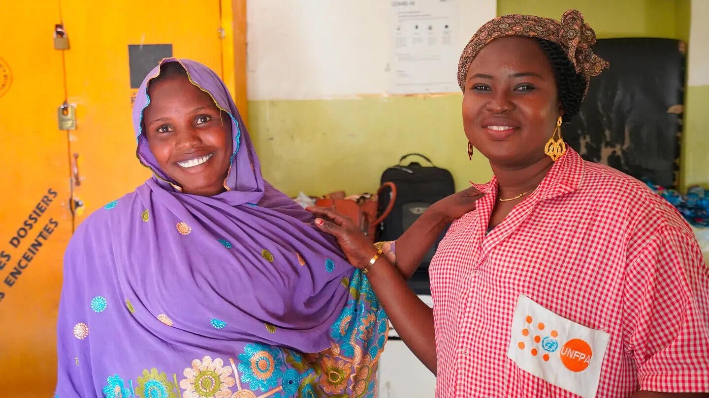 Souad Yacoub à la sortie d’une consultation prénatale réalisée par Prisca, sage-femme humanitaire  au camp de Farchana. Crédit : UNFPA/Tchad 