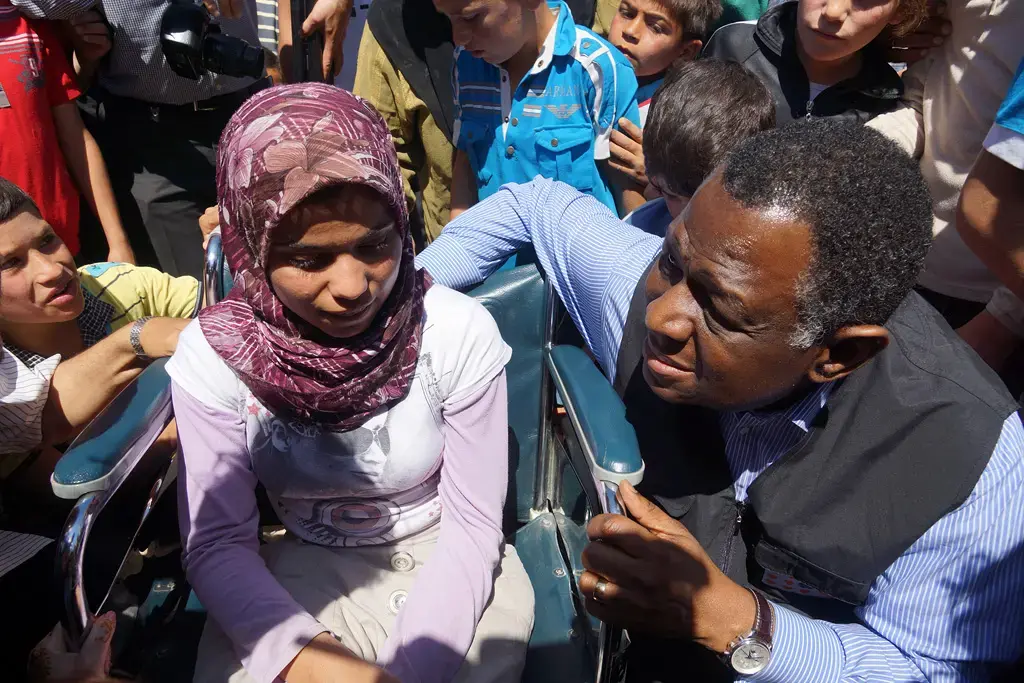 UNFPA Executive Director, Dr. Babatunde Osotimehin, with a Syrian teenage girl with special needs at the Nizip Camp in Turkey. Photo: UNFPA/Nezih Tavlas