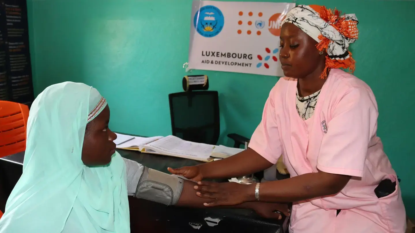 Moins de décès maternels évitables grâce à l’appui des sages-femmes en milieu communautaire au Mali