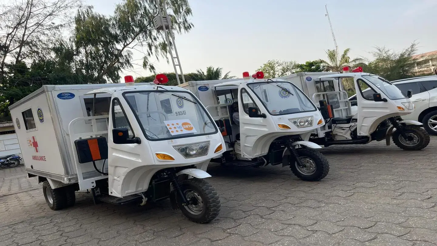 Sauver des vies de mères et de nouveaux nés jusqu’au dernier kilomètre au Bénin : des motos ambulances pour braver le réseau routier