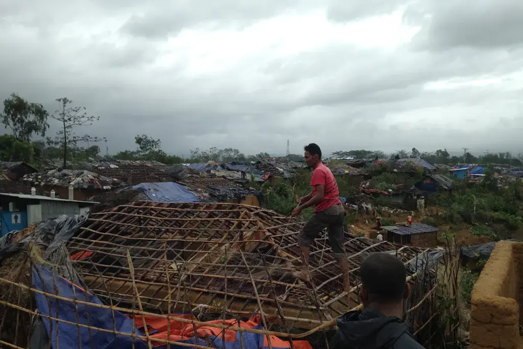 Refugees in Kutupalong camp in Bangladesh rebuild their homes after Cyclone Mora tore through the area. Photo: UNHCR/Shinji Kubo